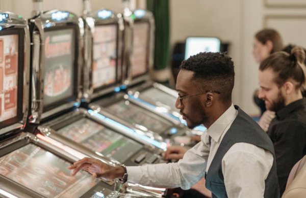 How to Navigate Playamos’ Online Slots Lobby Like a Pro